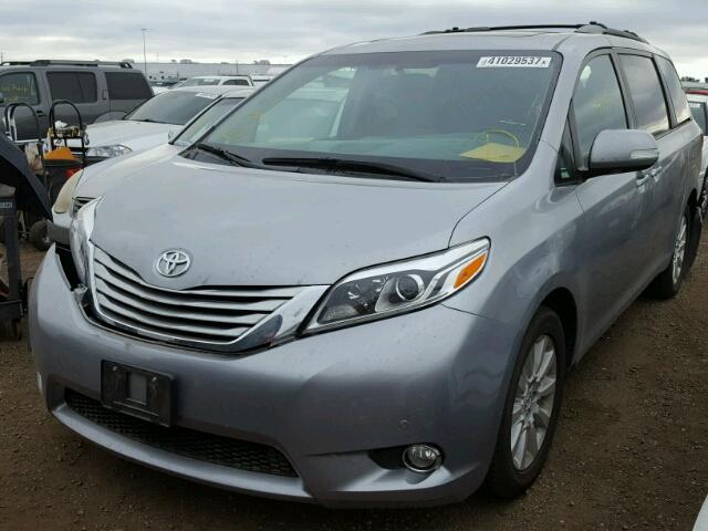 5TDDK3DC0FS122607 - 2015 TOYOTA SIENNA SILVER photo 2