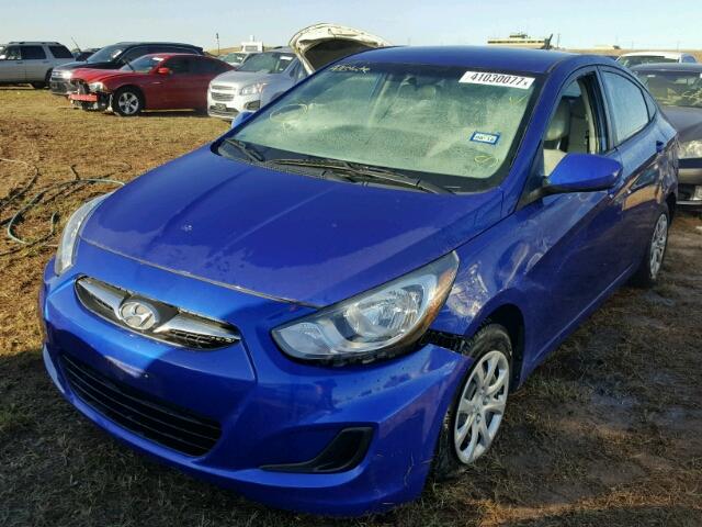 KMHCT4AEXDU390640 - 2013 HYUNDAI ACCENT BLUE photo 2