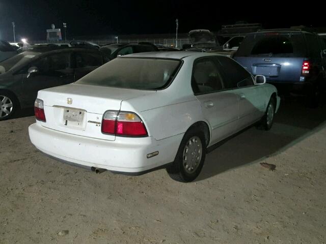 1HGCD5657TA070600 - 1996 HONDA ACCORD EX WHITE photo 4