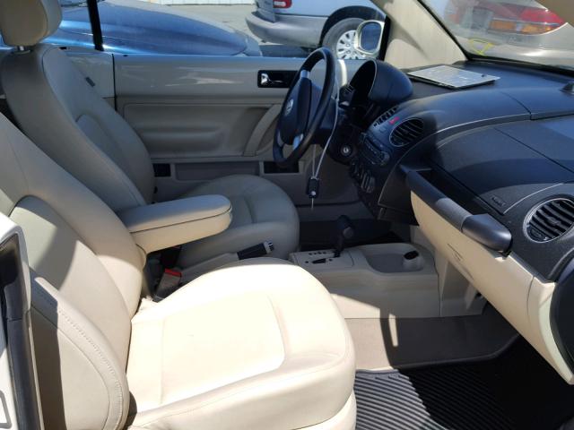 3VWRG3AL1AM008617 - 2010 VOLKSWAGEN NEW BEETLE 奶油色 照片 5