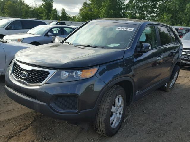 5XYKTDA65CG289143 - 2012 KIA SORENTO BA BLUE photo 2