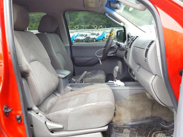 1N6AD07U85C452590 - 2005 NISSAN FRONTIER C RED photo 5