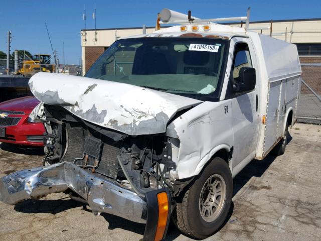 1GDHG31U541113066 - 2004 GMC SAVANA CUT WHITE photo 2