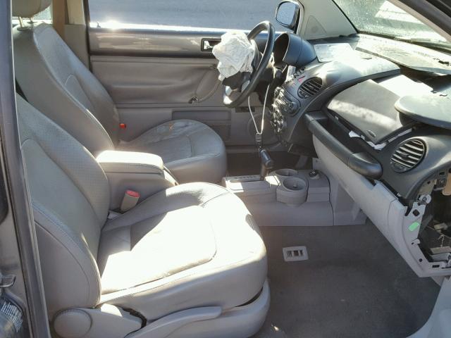 3VWCD31C64M414945 - 2004 VOLKSWAGEN NEW BEETLE 石墨色 照片 5