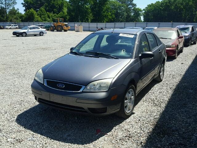 1FAFP34N76W224715 - 2006 FORD FOCUS ZX4 GRAY photo 2