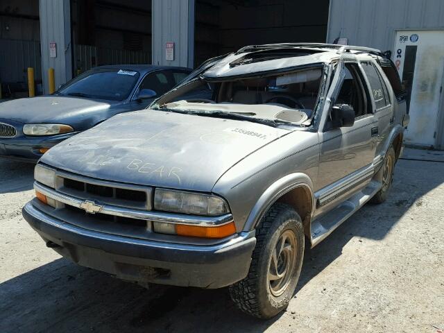 1GNDT13W9X2139001 - 1999 CHEVROLET BLAZER SILVER photo 2