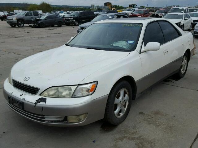 JT8BF28G1W5039355 - 1998 LEXUS ES 300 WHITE photo 2