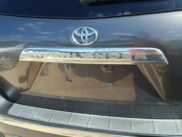 5TDZK3EHXBS038109 - 2011 TOYOTA HIGHLANDER GRAY photo 9