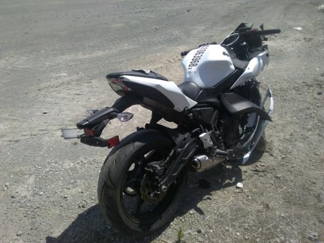 JKAEXEJ11HDA00841 - 2017 KAWASAKI EX650 J თეთრი ფოტო 4