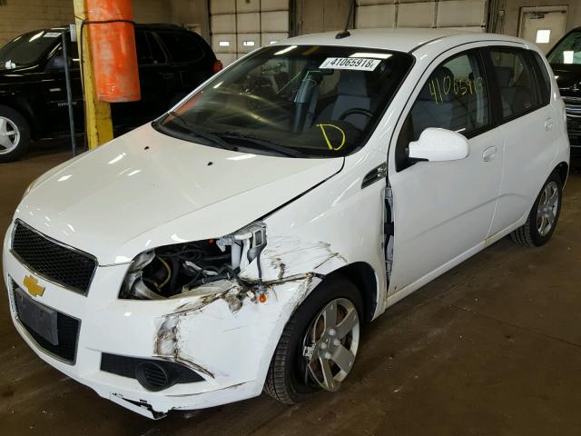 KL1TD66E89B646645 - 2009 CHEVROLET AVEO LS WHITE photo 2