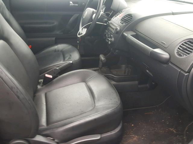 3VWPW3AG7AM003113 - 2010 VOLKSWAGEN NEW BEETLE 黑色 照片 5