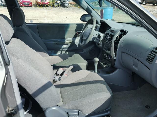 KMHCG35C01U153786 - 2001 HYUNDAI ACCENT GS GRAY photo 5