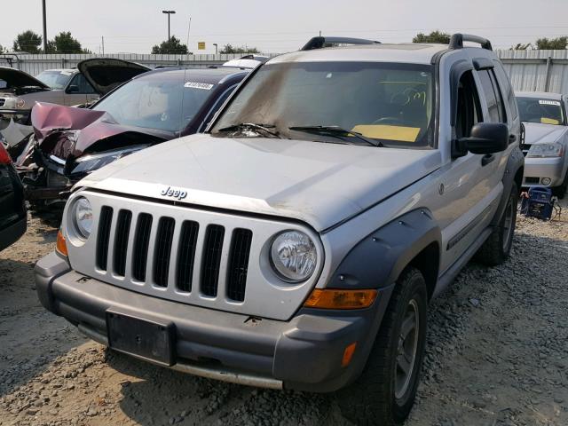 1J8GL38K45W520728 - 2005 JEEP LIBERTY RE SILVER photo 2