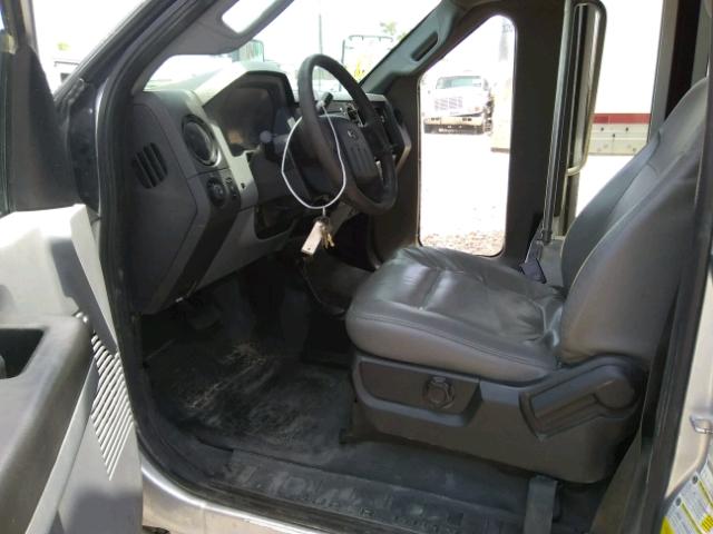 1FDGF5HT0BEC26372 - 2011 FORD F550 SUPER Stříbrná fotografie 5