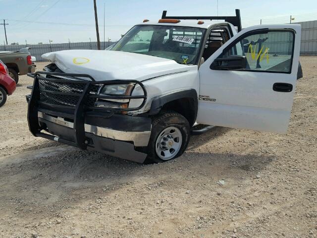 1GBHK34205E243722 - 2005 CHEVROLET SILVERADO WHITE photo 2