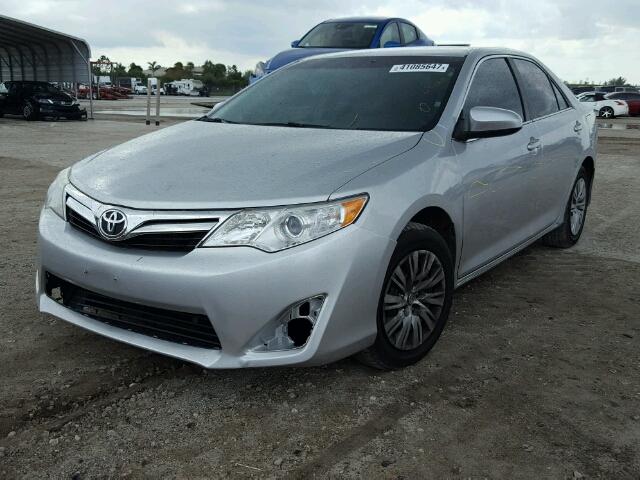 4T4BF1FKXDR319654 - 2013 TOYOTA CAMRY SILVER photo 2