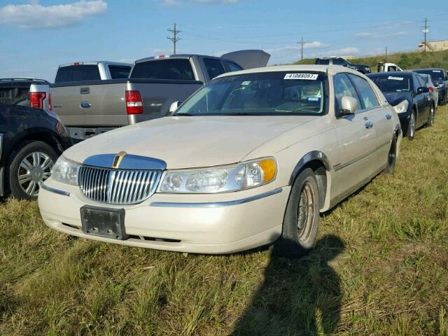 1LNHM83W0XY716345 - 1999 LINCOLN TOWN CAR C CREAM photo 2