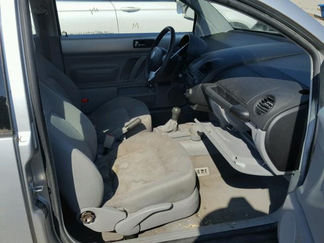 3VWBB61CXWM042287 - 1998 VOLKSWAGEN NEW BEETLE Gümüş foto 5