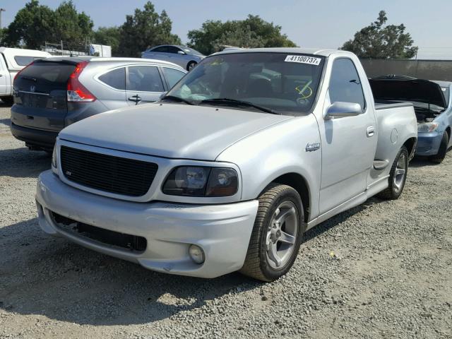 2FTZF0736YCA58267 - 2000 FORD F150 SVT L SILVER photo 2