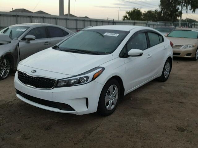 3KPFK4A73HE113600 - 2017 KIA FORTE WHITE photo 2