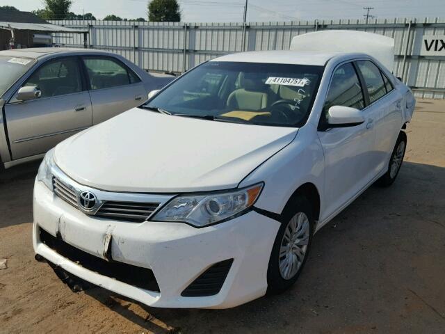 4T1BF1FK7EU732398 - 2014 TOYOTA CAMRY WHITE photo 2