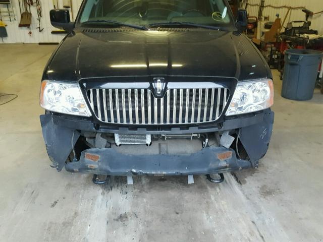 5LMFU28525LJ13585 - 2005 LINCOLN NAVIGATOR შავი ფოტო 9