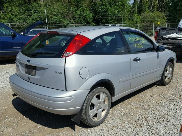 3FAFP31N85R151182 - 2005 FORD FOCUS ZX3 SILVER photo 4