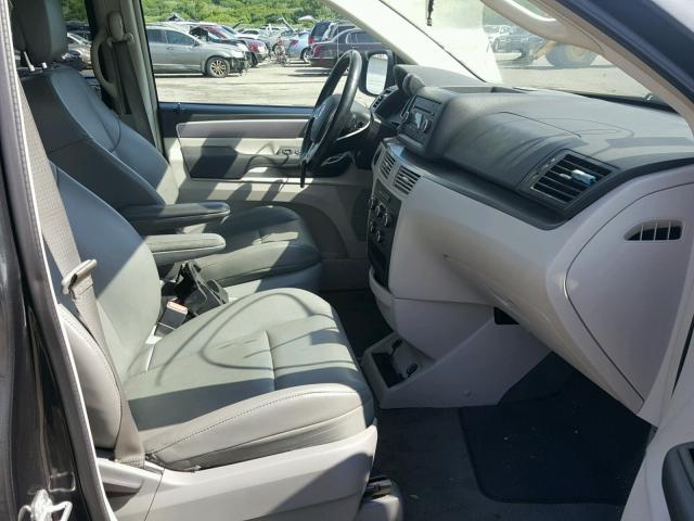 2C4RVABG0CR276729 - 2012 VOLKSWAGEN ROUTAN SE GRAY photo 5