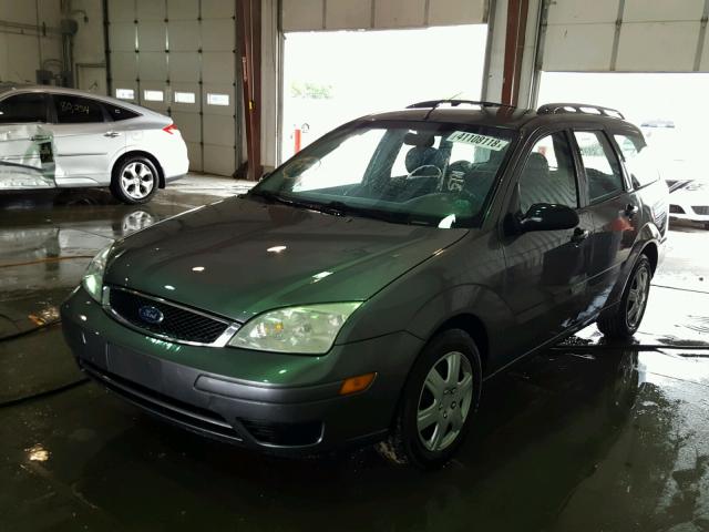 1FAFP36N95W135711 - 2005 FORD FOCUS ZXW GRAY photo 2