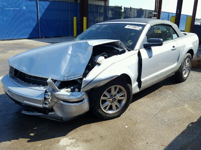 1ZVHT84NX85128403 - 2008 FORD MUSTANG SILVER photo 2