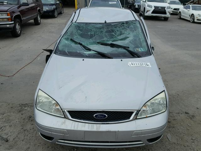 1FAHP37NX7W226190 - 2007 FORD FOCUS ZX5 SILVER photo 9