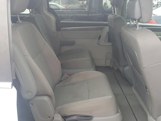 2V4RW4DG8BR691149 - 2011 VOLKSWAGEN ROUTAN S WHITE photo 6