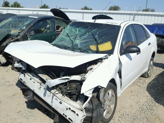 1FAHP34N37W203418 - 2007 FORD FOCUS ZX4 WHITE photo 2