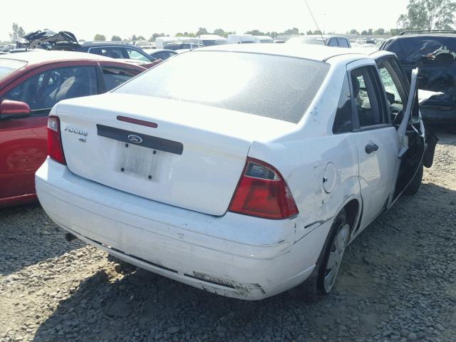 1FAHP34N37W203418 - 2007 FORD FOCUS ZX4 WHITE photo 4