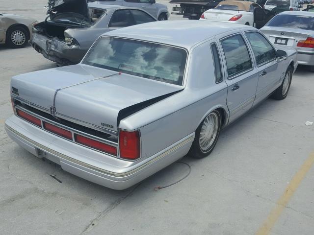 1LNLM83W9VY750923 - 1997 LINCOLN TOWN CAR C SILVER photo 4