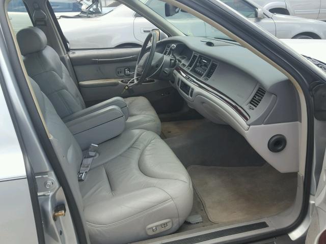 1LNLM83W9VY750923 - 1997 LINCOLN TOWN CAR C SILVER photo 5