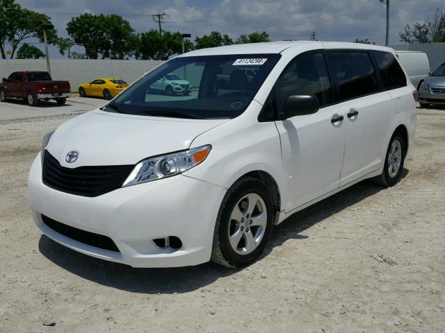 5TDZK3DC9FS576957 - 2015 TOYOTA SIENNA BAS WHITE photo 2