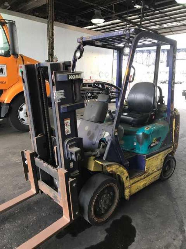 561041A - 2002 KMTS FORKLIFT UNKNOWN - NOT OK FOR INV. photo 1