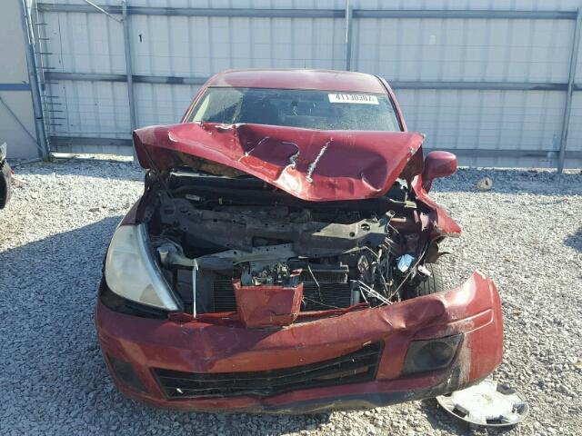 3N1BC11E88L362336 - 2008 NISSAN VERSA S RED photo 9