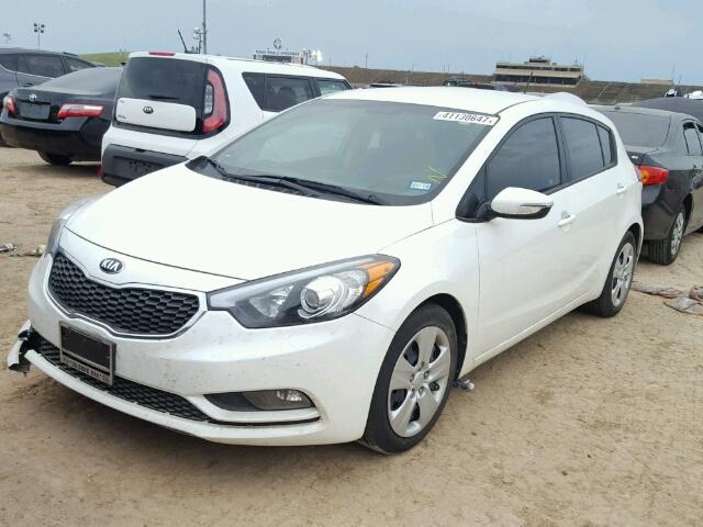 KNAFK5A87G5643574 - 2016 KIA FORTE WHITE photo 2