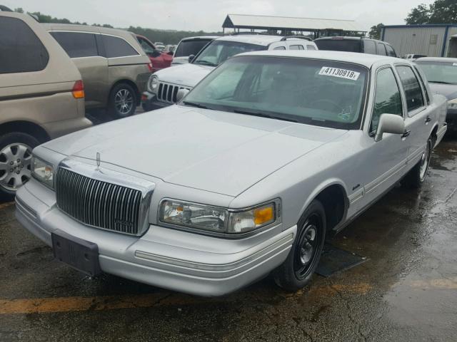 1LNLM81W9VY739911 - 1997 LINCOLN TOWN CAR E SILVER photo 2