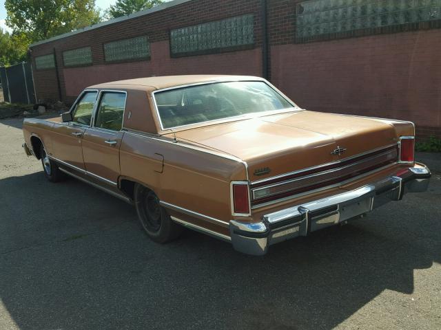 7Y82A898660 - 1977 LINCOLN TOWN CAR GOLD photo 3