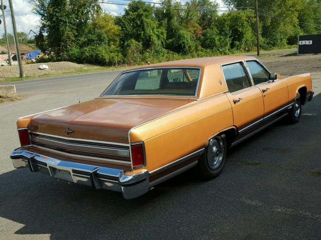 7Y82A898660 - 1977 LINCOLN TOWN CAR GOLD photo 4