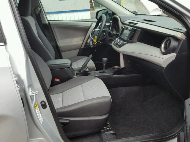 2T3BFREV0DW061964 - 2013 TOYOTA RAV4 LE Gümüş foto 5