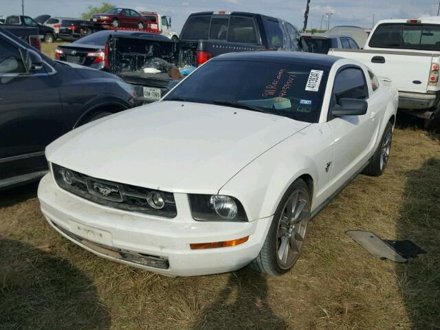 1ZVHT80N195142570 - 2009 FORD MUSTANG WHITE photo 2