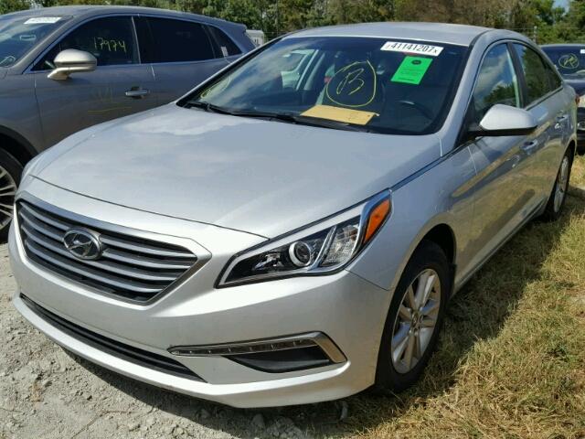 5NPE24AF6FH184320 - 2015 HYUNDAI SONATA SILVER photo 2