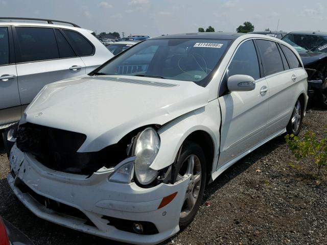 4JGCB65E59A093745 - 2009 MERCEDES-BENZ R 350 4MAT WHITE photo 2