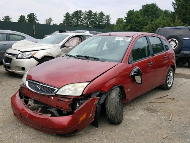 3FAFP37N95R119980 - 2005 FORD FOCUS ZX5 RED photo 2