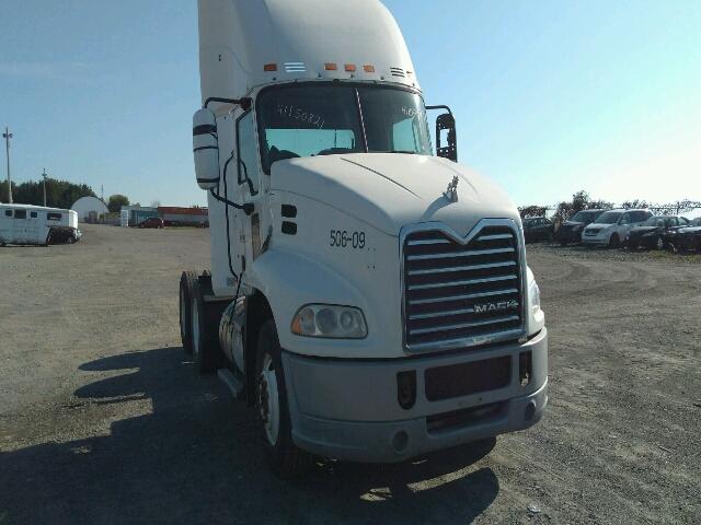 1M1AW02Y7AN008655 - 2010 MACK 600 CXU600 WHITE photo 1