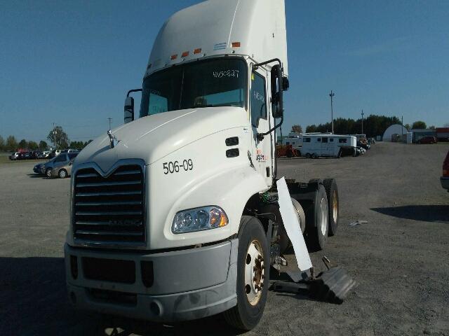 1M1AW02Y7AN008655 - 2010 MACK 600 CXU600 WHITE photo 2